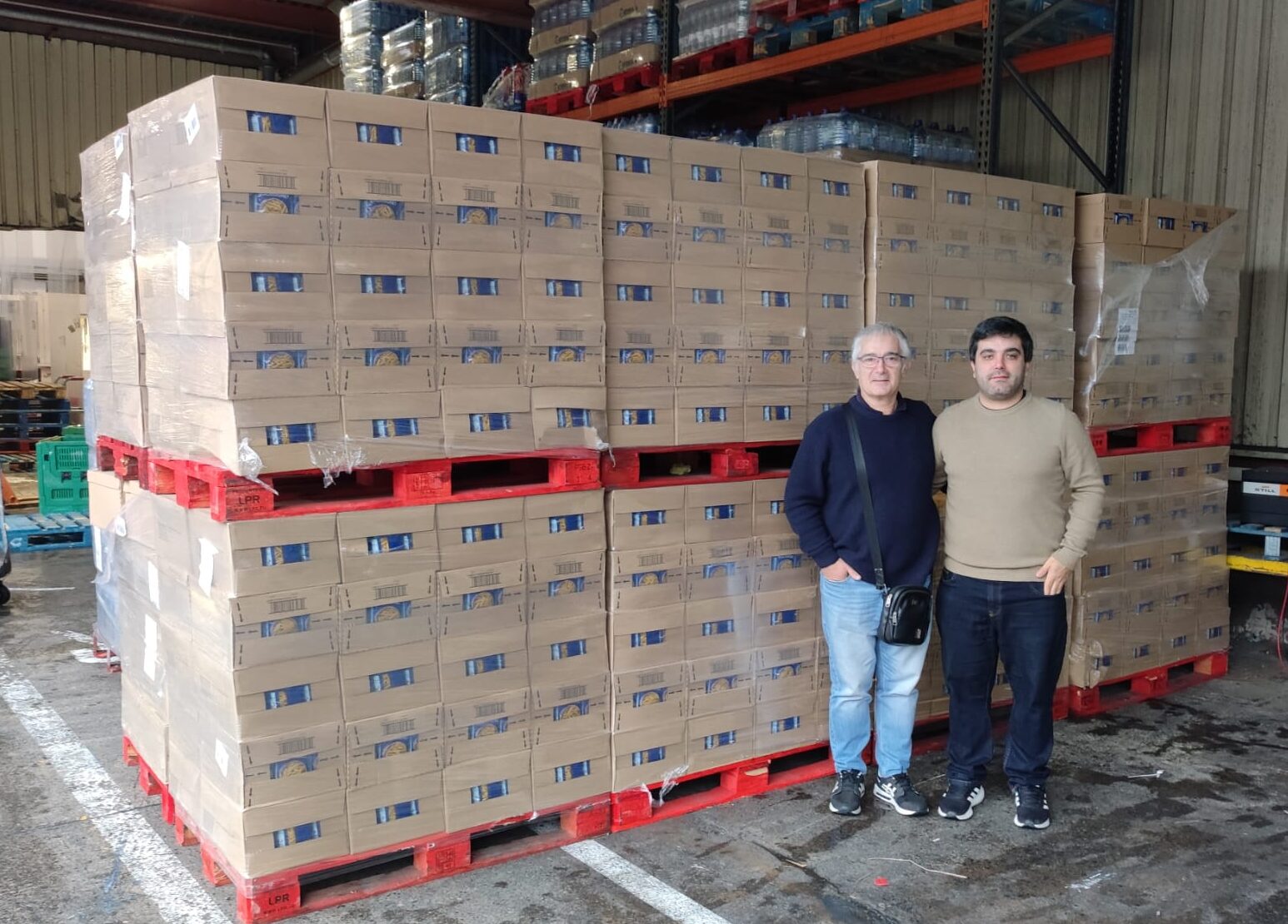 Aitor Sarriegui, Gerente de Imatel, S.L. y David Sarriegui con los palés de alimentos