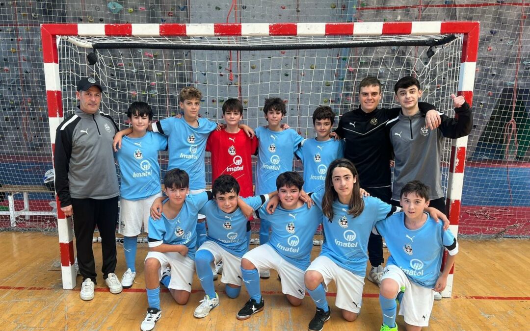 Imatel con el equipo infantil de fútbol sala del Antiguoko KE